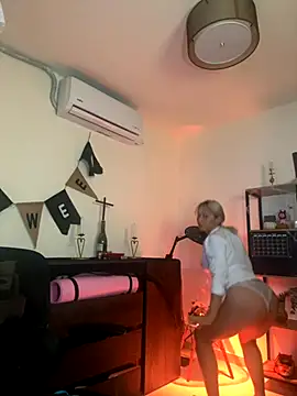 Snapshot of Ramona_Flower chatting on 10.14.25 Ramona Flower online show from 10.14.25