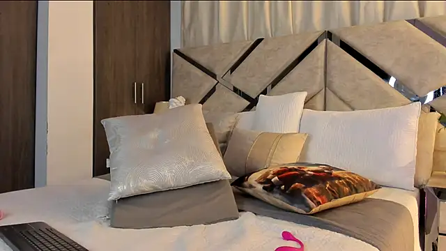 HaileyBaldwin online show from 12.25.24