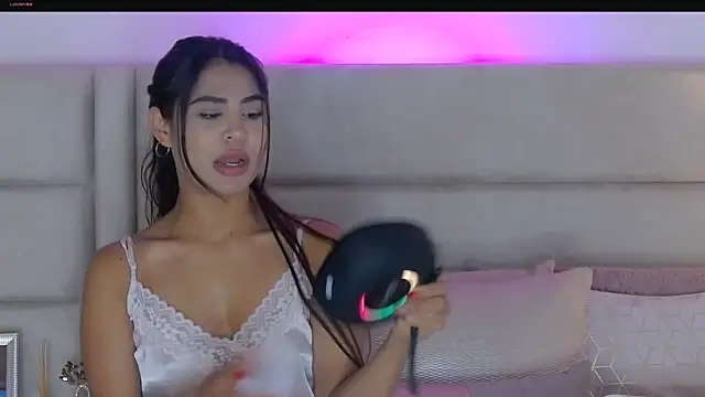 HaileyBaldwin online show from 01.18.25