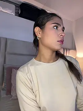 HaileyBaldwin online show from 02.18.25