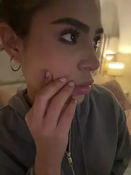 HaileyBaldwin online show from 02.27.25