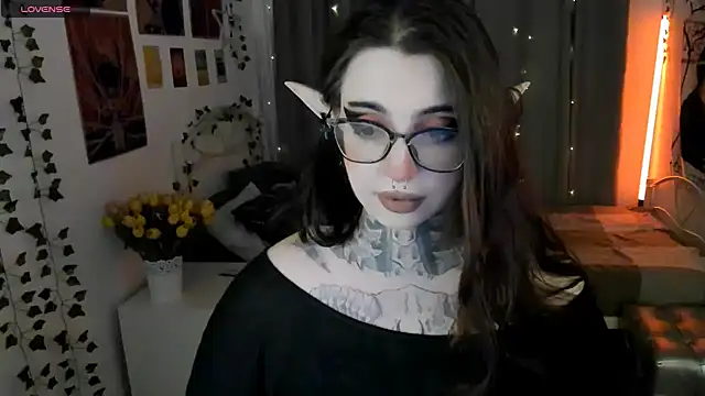 Snapshot of Dixi_Pixi_ chatting on 09.28.25 Dixi Pixi online show from 09.28.25