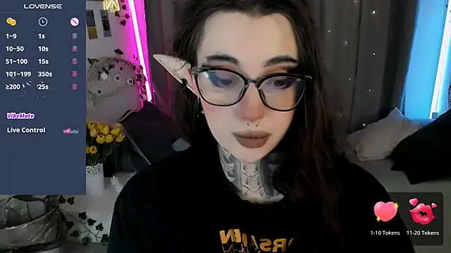 Snapshot of Dixi_Pixi_ chatting on 10.25.25 Dixi Pixi online show from 10.25.25