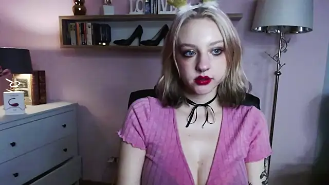 Snapshot of MadelineLust chatting on 12.23.24 MadelineLust online show from 12.23.24