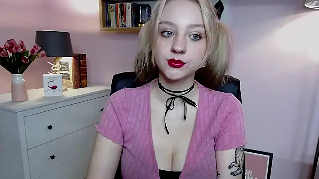 Snapshot of MadelineLust chatting on 12.28.24 MadelineLust online show from 12.28.24