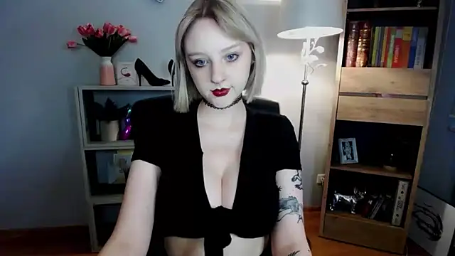 Snapshot of MadelineLust chatting on 11.08.25 MadelineLust online show from 11.08.25