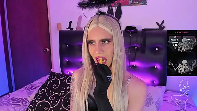 Snapshot of AngelsJones21 chatting on 10.30.25 AngelsJones21 online show from 10.30.25