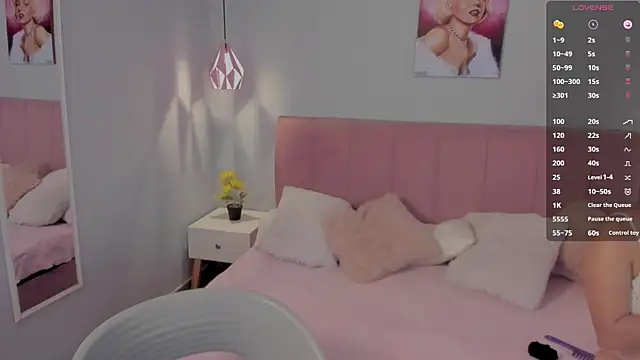 Snapshot of sophie_alice_ chatting on 03.08.25 sophie alice online show from 03.08.25