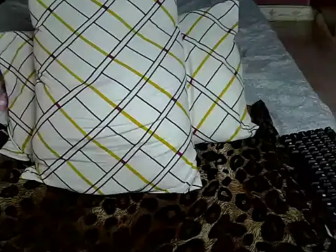 Snapshot of Queen_petite_ chatting on 09.10.25 Queen petite  online show from 09.10.25