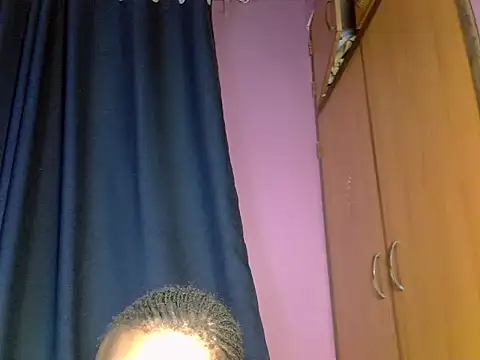 Snapshot of Queen_petite_ chatting on 04.03.26 Queen petite online show from 04.03.26