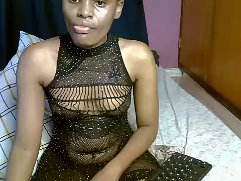 Snapshot of Queen_petite_ chatting on 04.06.26 Queen petite online show from 04.06.26