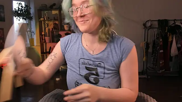 Snapshot of alisahug chatting on 09.30.25 alisahug online show from 09.30.25