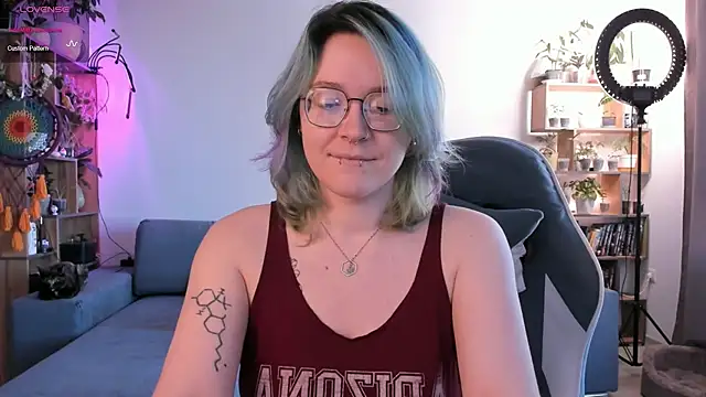 Snapshot of alisahug chatting on 10.13.25 alisahug online show from 10.13.25