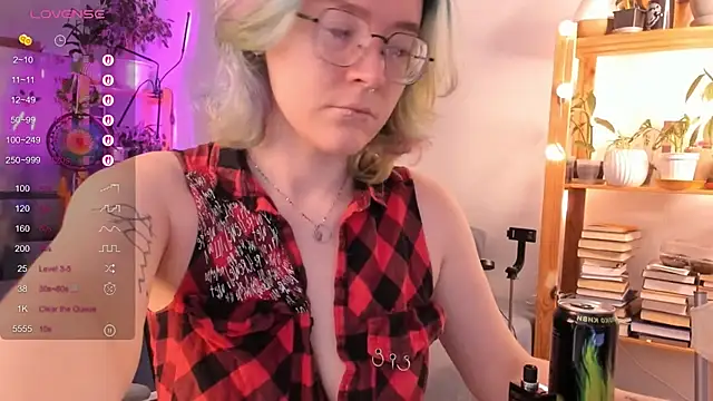 Snapshot of alisahug chatting on 10.17.25 alisahug online show from 10.17.25