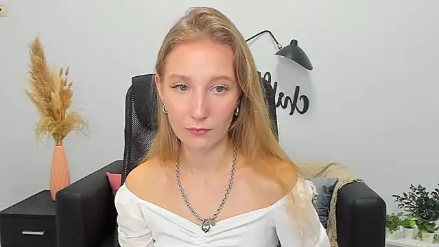Snapshot of LolaWilsons chatting on 03.07.25 LolaWilsons online show from 03.07.25