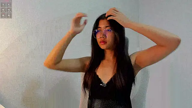 Snapshot of Cee_chalynn chatting on 10.11.25 Cee chalynn online show from 10.11.25