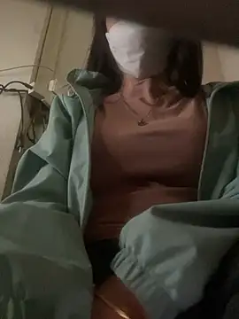 Snapshot of Tuongvy05 chatting on 12.21.24 Tuongvy05 online show from 12.21.24