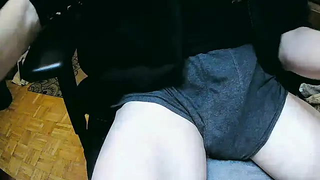 Snapshot of skinnyandthick chatting on 10.27.25 skinnyandthick online show from 10.27.25