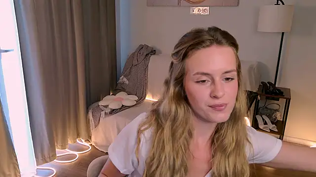 Snapshot of RozzitaBedberry chatting on 06.18.26 RozzitaBedberry online show from 06.18.26
