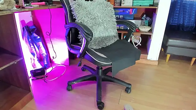 LiaTaylorr online show from 10.14.25