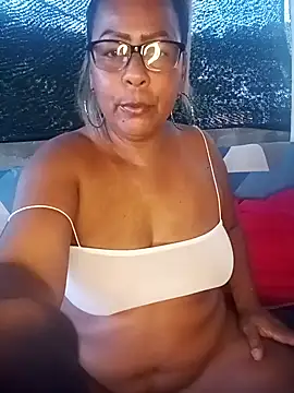 Snapshot of Afroditabichota chatting on 10.17.25 Afroditabichota online show from 10.17.25