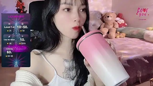 Snapshot of ___Nari___ chatting on 01.05.25 Nari online show from 01.05.25