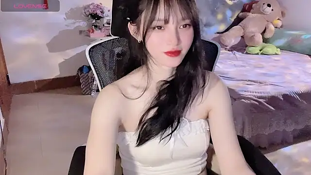 Snapshot of ___Nari___ chatting on 02.21.25 Nari online show from 02.21.25