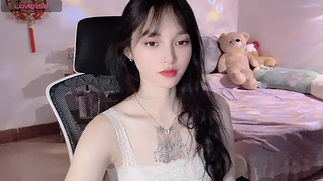 Snapshot of ___Nari___ chatting on 02.22.25 Nari online show from 02.22.25