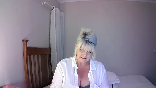 Snapshot of Miahotmilf chatting on 01.25.25 Miahotmilf online show from 01.25.25