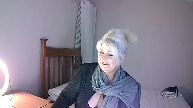 Snapshot of Miahotmilf chatting on 02.02.25 Miahotmilf online show from 02.02.25