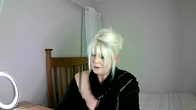 Snapshot of Miahotmilf chatting on 02.28.25 Miahotmilf online show from 02.28.25