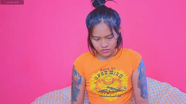 Snapshot of Natsu__ chatting on 12.24.24 Natsu online show from 12.24.24