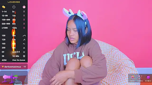 Snapshot of Natsu__ chatting on 01.21.25 Natsu online show from 01.21.25