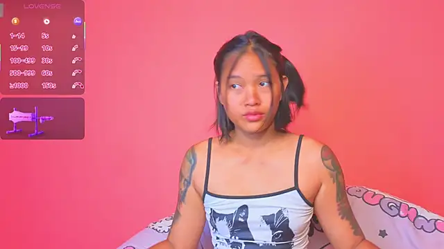 Snapshot of Natsu__ chatting on 02.01.25 Natsu online show from 02.01.25