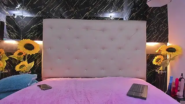 Alexa Smith   online show from 02.22.25