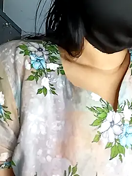 Snapshot of Tishani chatting on 01.28.25 Tishani online show from 01.28.25