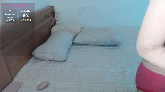 Snapshot of Baby_Claraa chatting on 11.19.25 Baby Claraa online show from 11.19.25