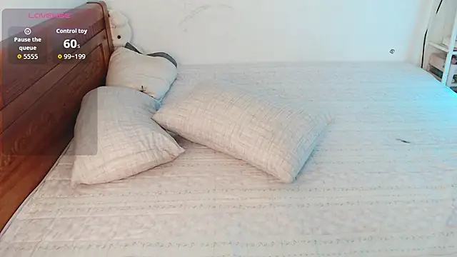 Snapshot of Baby_Claraa chatting on 11.20.25 Baby Claraa online show from 11.20.25