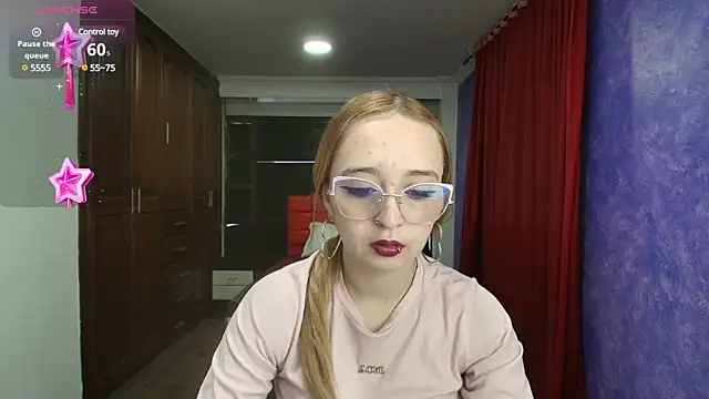 Snapshot of Liaroberts1 chatting on 12.28.24 Liaroberts1 online show from 12.28.24