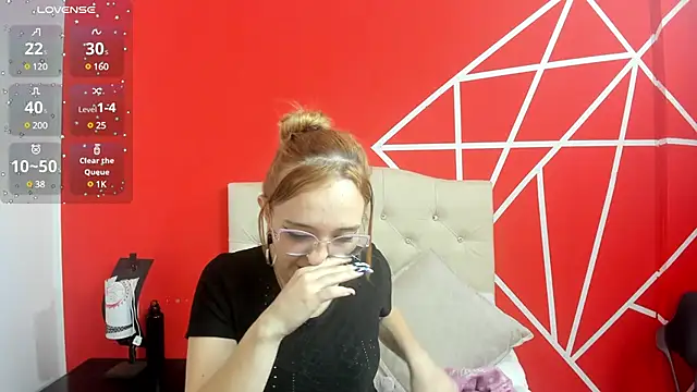 Snapshot of Liaroberts1 chatting on 01.04.25 Liaroberts1 online show from 01.04.25