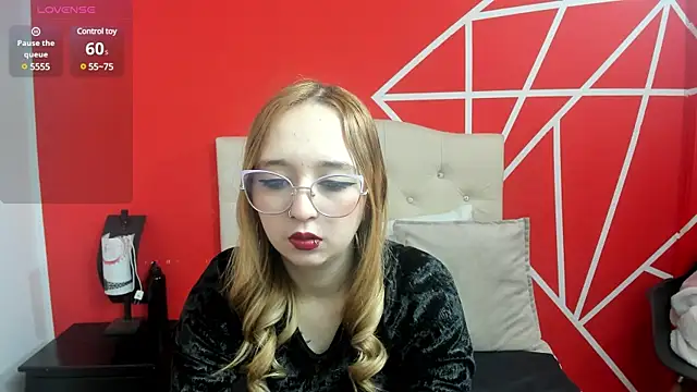 Snapshot of Liaroberts1 chatting on 01.10.25 Liaroberts1 online show from 01.10.25