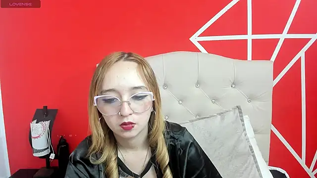 Snapshot of Liaroberts1 chatting on 01.10.25 Liaroberts1 online show from 01.10.25