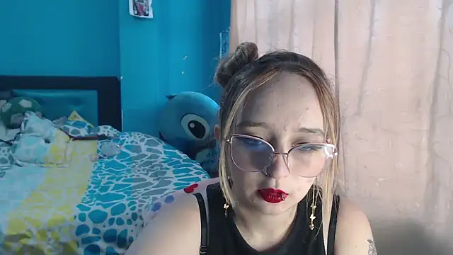 Snapshot of Liaroberts1 chatting on 02.03.25 Liaroberts1 online show from 02.03.25