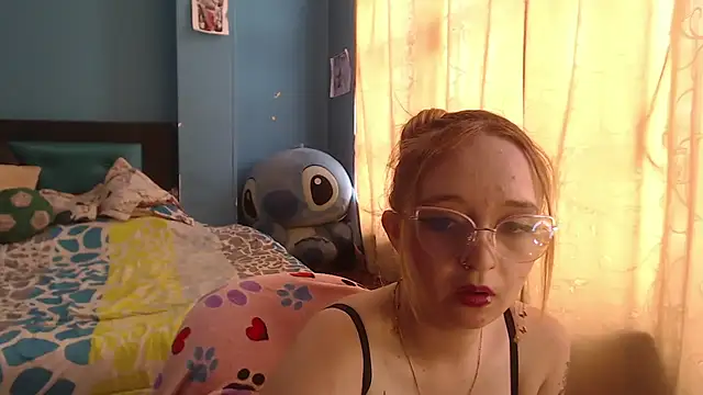 Snapshot of Liaroberts1 chatting on 02.05.25 Liaroberts1 online show from 02.05.25