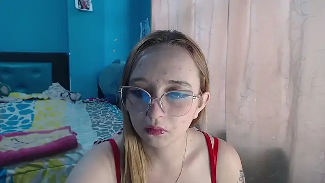 Snapshot of Liaroberts1 chatting on 02.07.25 Liaroberts1 online show from 02.07.25