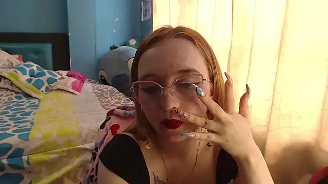 Snapshot of Liaroberts1 chatting on 02.08.25 Liaroberts1 online show from 02.08.25