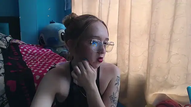 Snapshot of Liaroberts1 chatting on 02.11.25 Liaroberts1 online show from 02.11.25