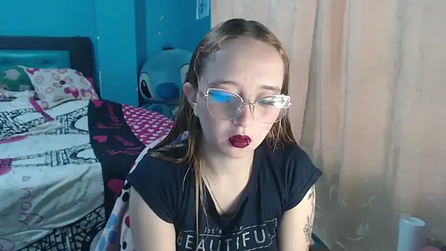 Snapshot of Liaroberts1 chatting on 02.12.25 Liaroberts1 online show from 02.12.25