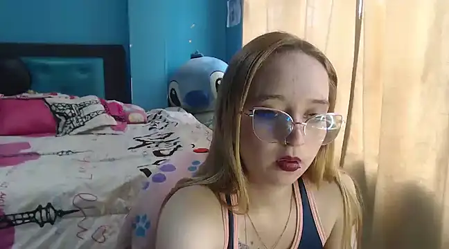 Snapshot of Liaroberts1 chatting on 02.13.25 Liaroberts1 online show from 02.13.25