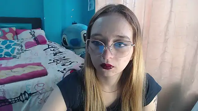 Snapshot of Liaroberts1 chatting on 02.14.25 Liaroberts1 online show from 02.14.25